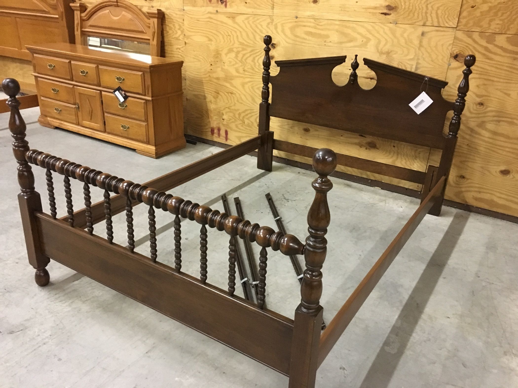 QUEEN/FULL SIZE QUEEN ANNE BED Allegheny Furniture Consignment