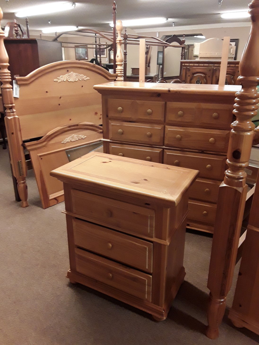 BASSETT QUEEN PINE BEDROOM SET Delmarva Furniture Consignment