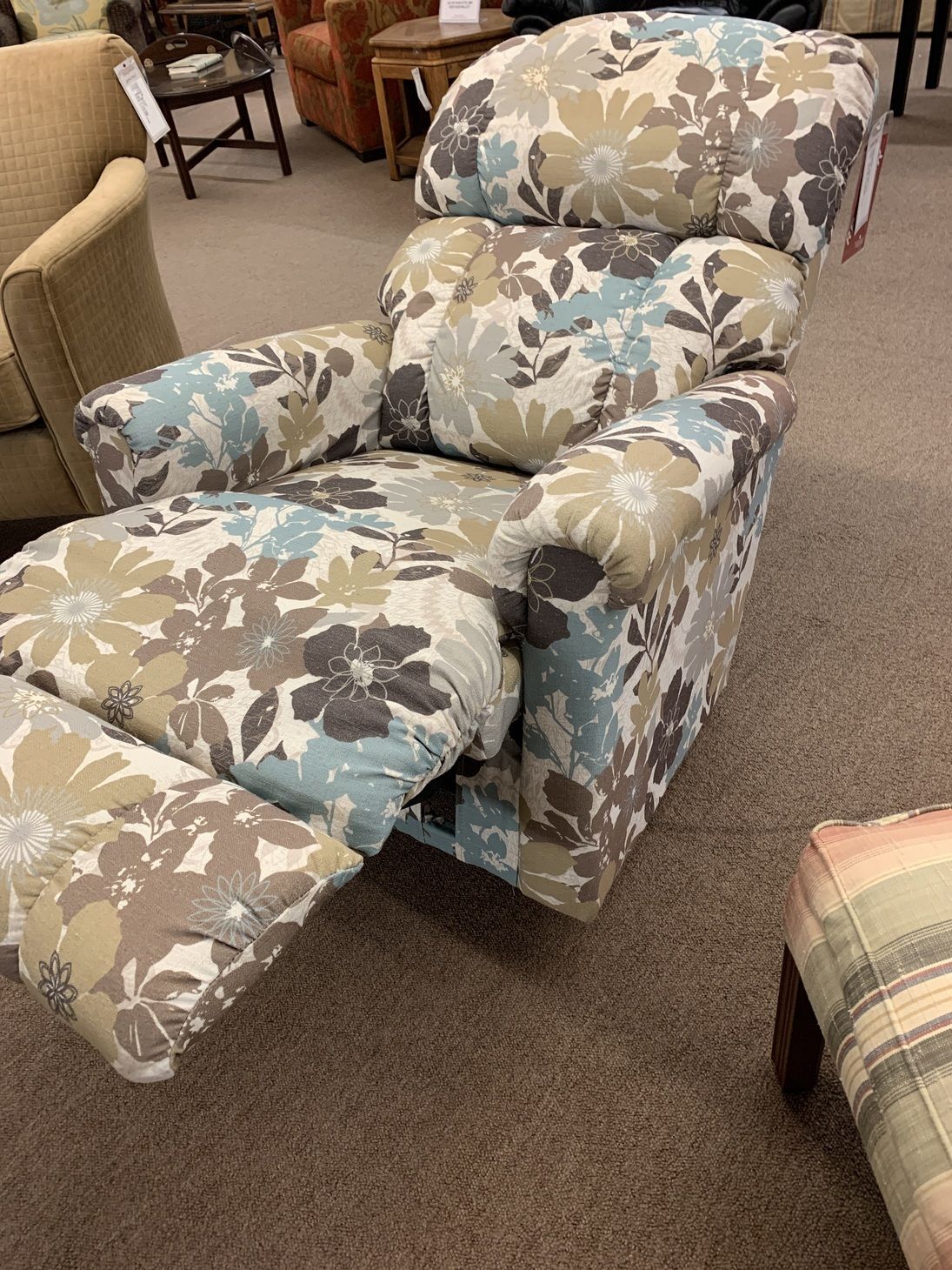 BROYHILL FLORAL RECLINER | Delmarva Furniture Consignment