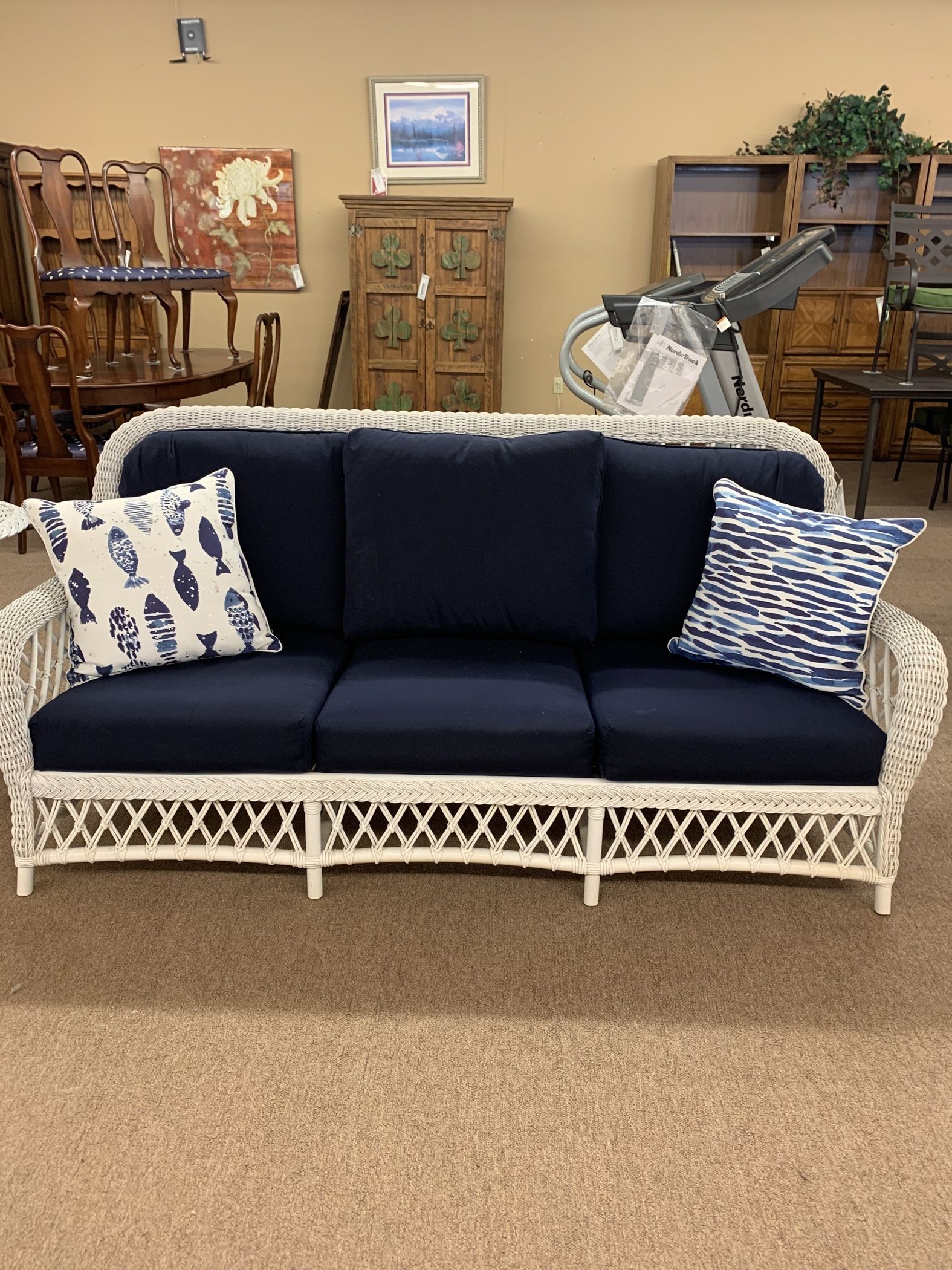 white wicker living room furniture on White Wicker Sofa W Sumbrella Delmarva Furniture Consignment